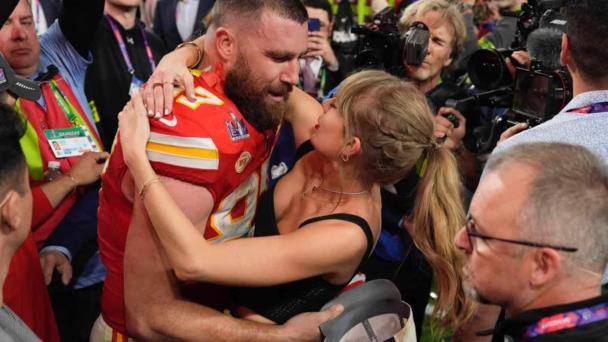 Travis Kelce llega a Australia para unirse a Taylor Swift