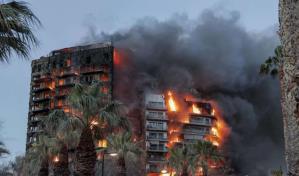 Al menos cuatro muertos y 19 desaparecidos en incendio de edificios en Valencia (España)