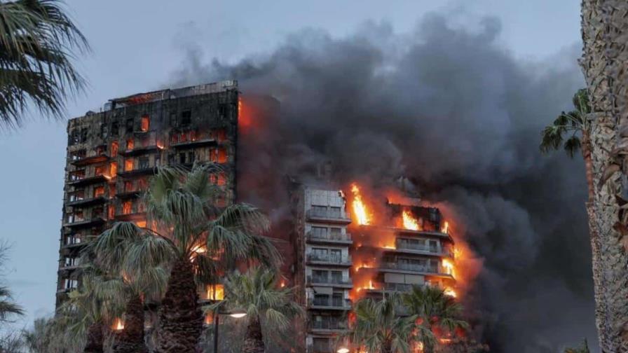 Al menos cuatro muertos y 19 desaparecidos en incendio de edificios en Valencia (España)
