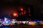 Un gran incendio devora edificio de viviendas y deja 13 heridos en Valencia, España Un gran incendio devora edificio de viviendas y deja 13 heridos en Valencia, España