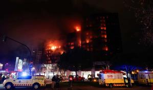 Un gran incendio devora edificio de viviendas y deja 13 heridos en Valencia, España