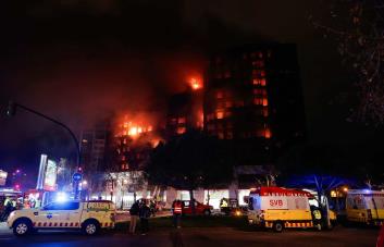 Un gran incendio devora edificio de viviendas y deja 13 heridos en Valencia, España