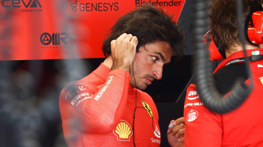 Carlos Sainz y Ferrari lideran los entrenamientos en Bahrein