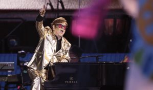 Un Banksy, un pinball, un Bentley... los tesoros de Elton John arrasan en subasta