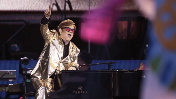 Un Banksy, un pinball, un Bentley... los tesoros de Elton John arrasan en subasta