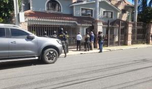 Allanan casa de diputada Rosa Pilarte y su esposo Micky López en La Vega