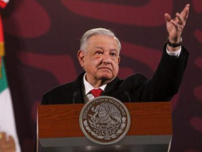 Autoridad electoral ordena a López Obrador modificar conferencias