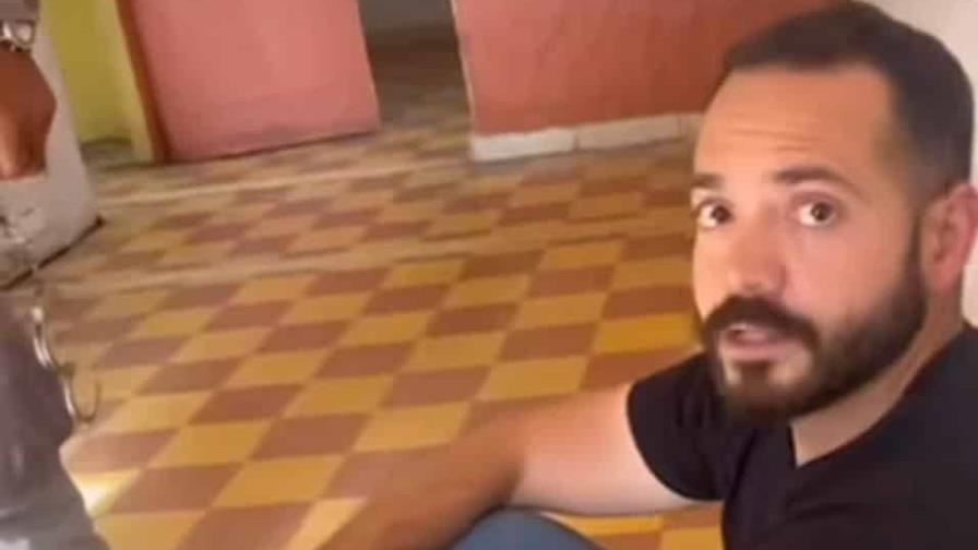 Influencer Andariego denuncia policías intentan sacarlo ilegalmente de su casa en la Ciudad Colonial