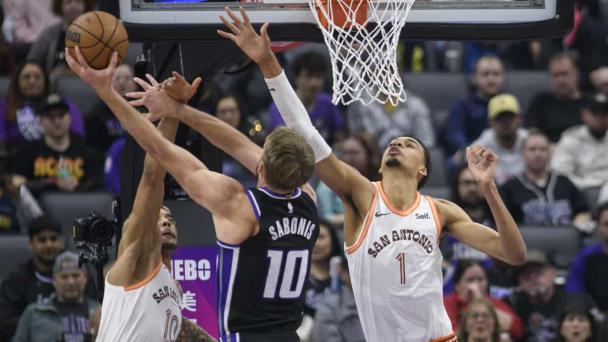 Sabonis logra 19no triple doble; Kings se imponen a Spurs