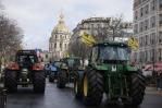 Agricultores franceses regresan a París en sus tractores para una nueva protesta