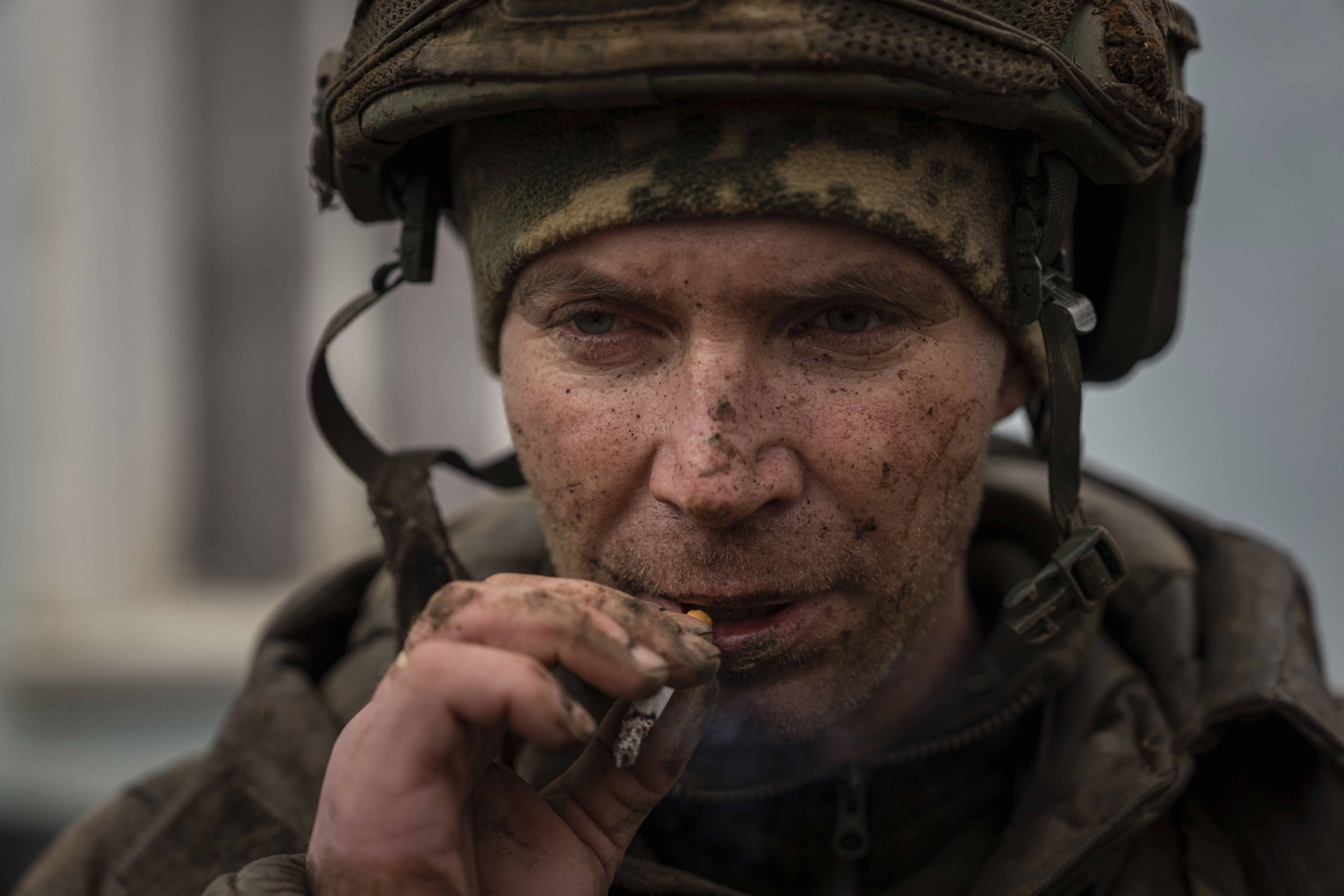 Un soldado ucraniano que acaba de regresar de las trincheras en Bájmut, fuma un cigarrillo en Chasiv Yar, Ucrania, el 8 de marzo de 2023.