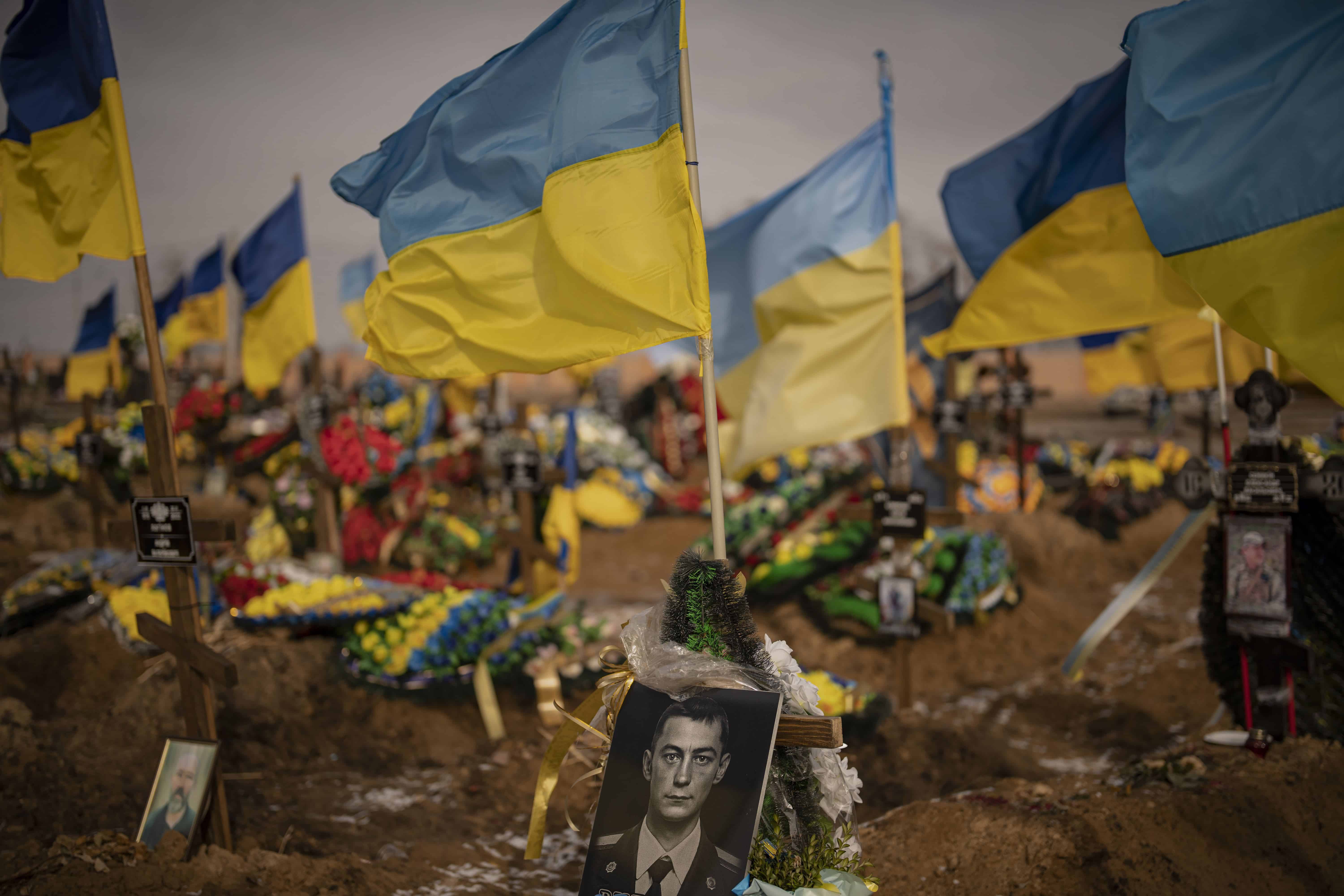 La imagen de un soldado ucraniano, en su tumba en la sección conocida como Callejón de la Gloria del cementerio de Járkiv, Ucrania, el 24 de febrero de 2023.