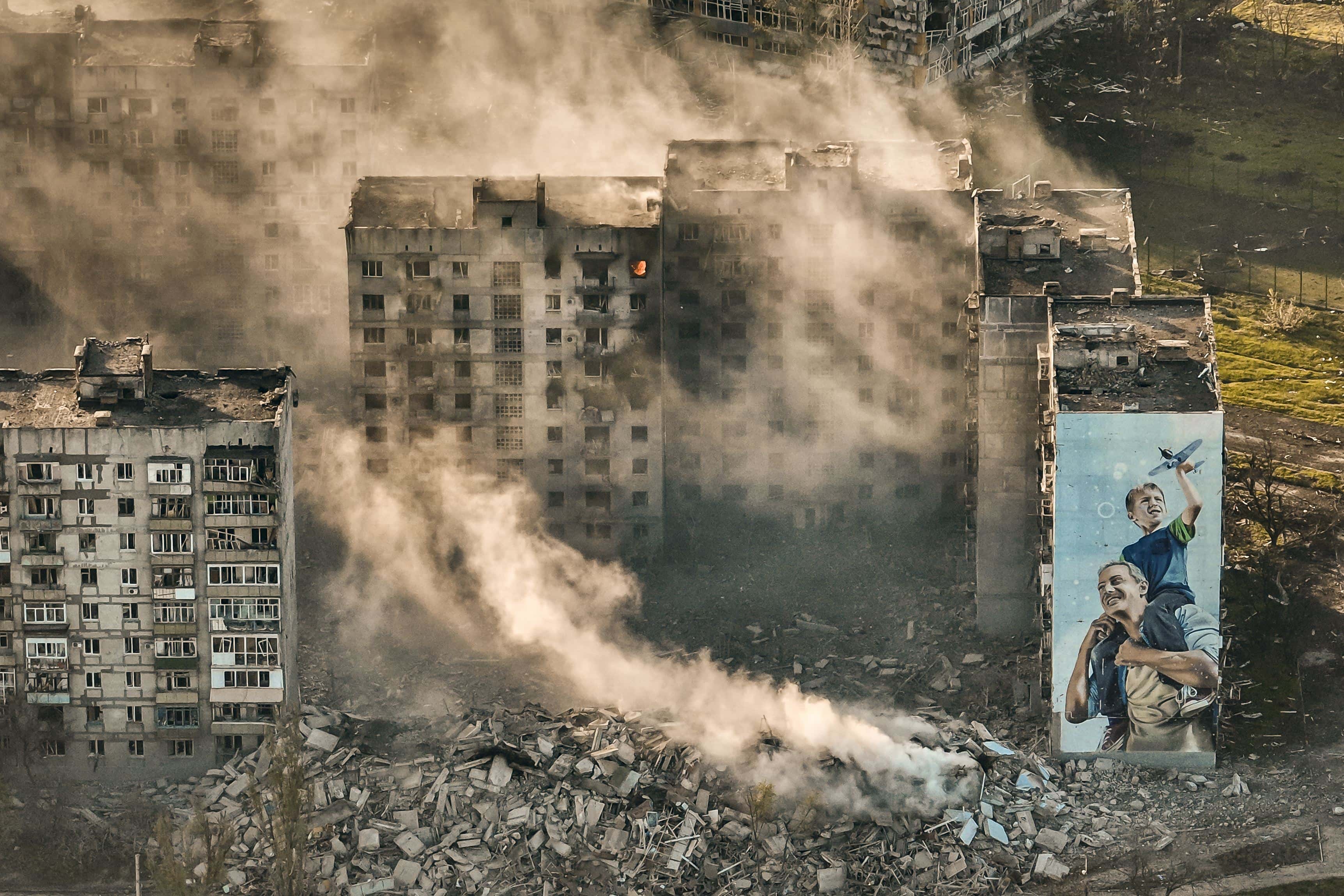 El humo sale de entre los restos de edificios en Bájmut, Ucrania, escenario de intensas batallas entre las tropas de Kiev y las de Moscú, el 26 de abril de 2023.