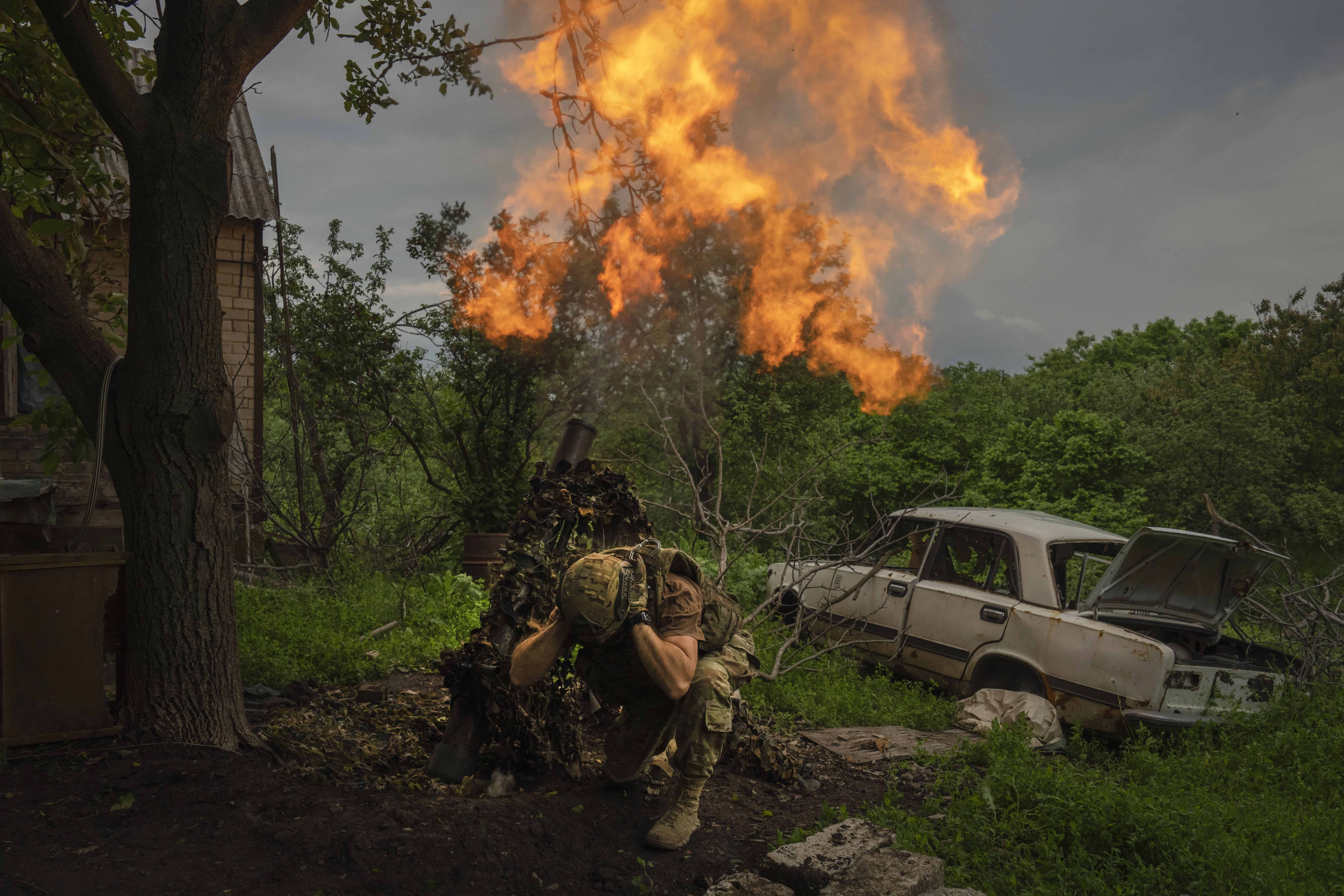 Un soldado ucraniano dispara un mortero hacia posiciones rusas cerca de la línea del frente, en Bájmut, Ucrania, el 28 de mayo de 2023.