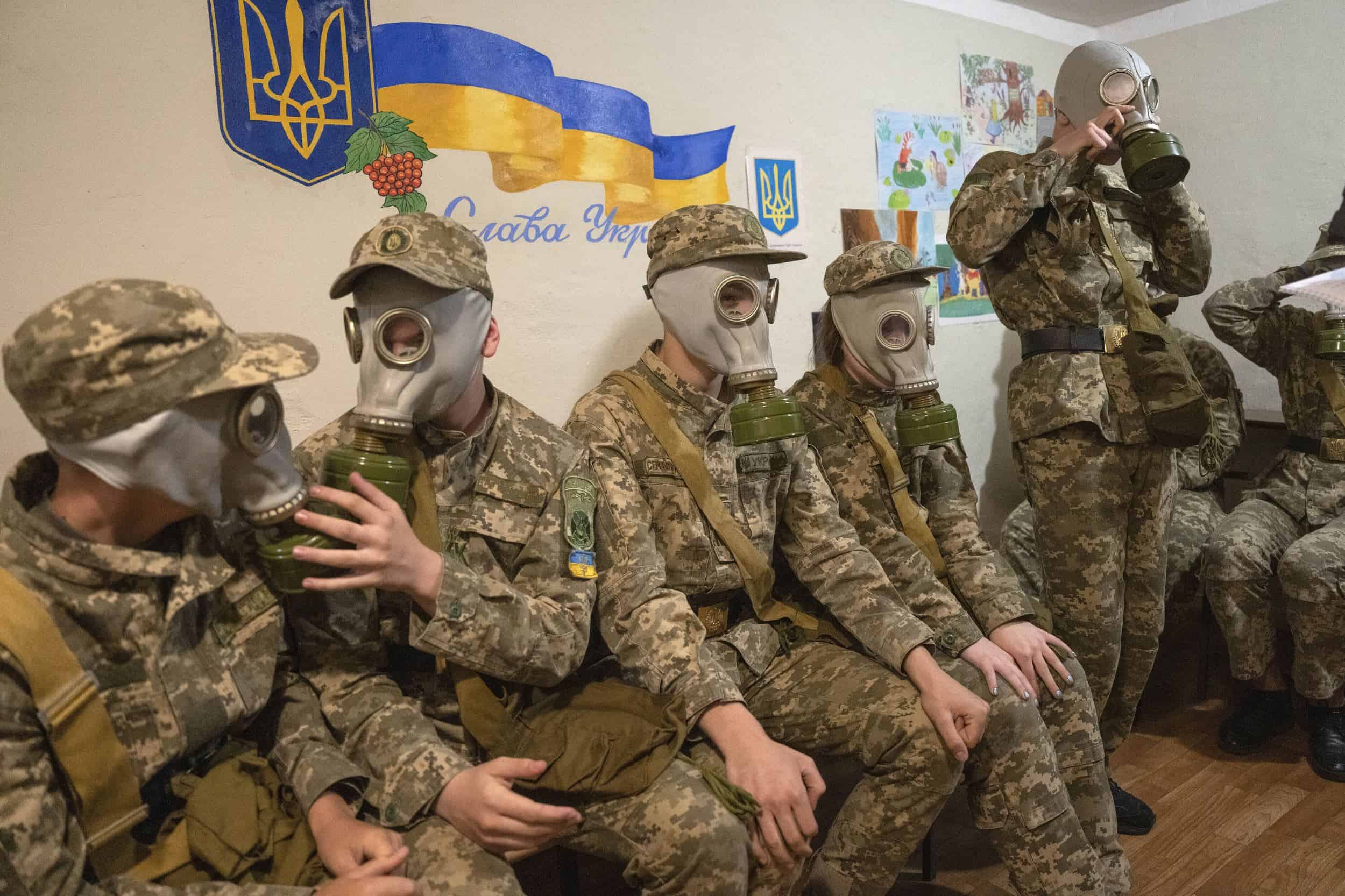 Cadetes ensayan cómo colocarse las máscaras antigás en un refugio antibombas, en Kiev, Ucrania, el 6 de junio de 2023.