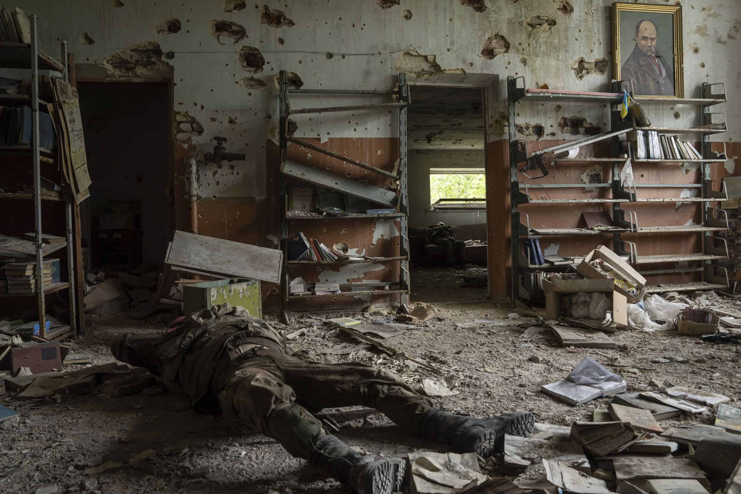 El cadáver de un soldado ruso, en el interior de un edificio en la localidad de Blahodatne, Ucrania, el 17 de junio de 2023.