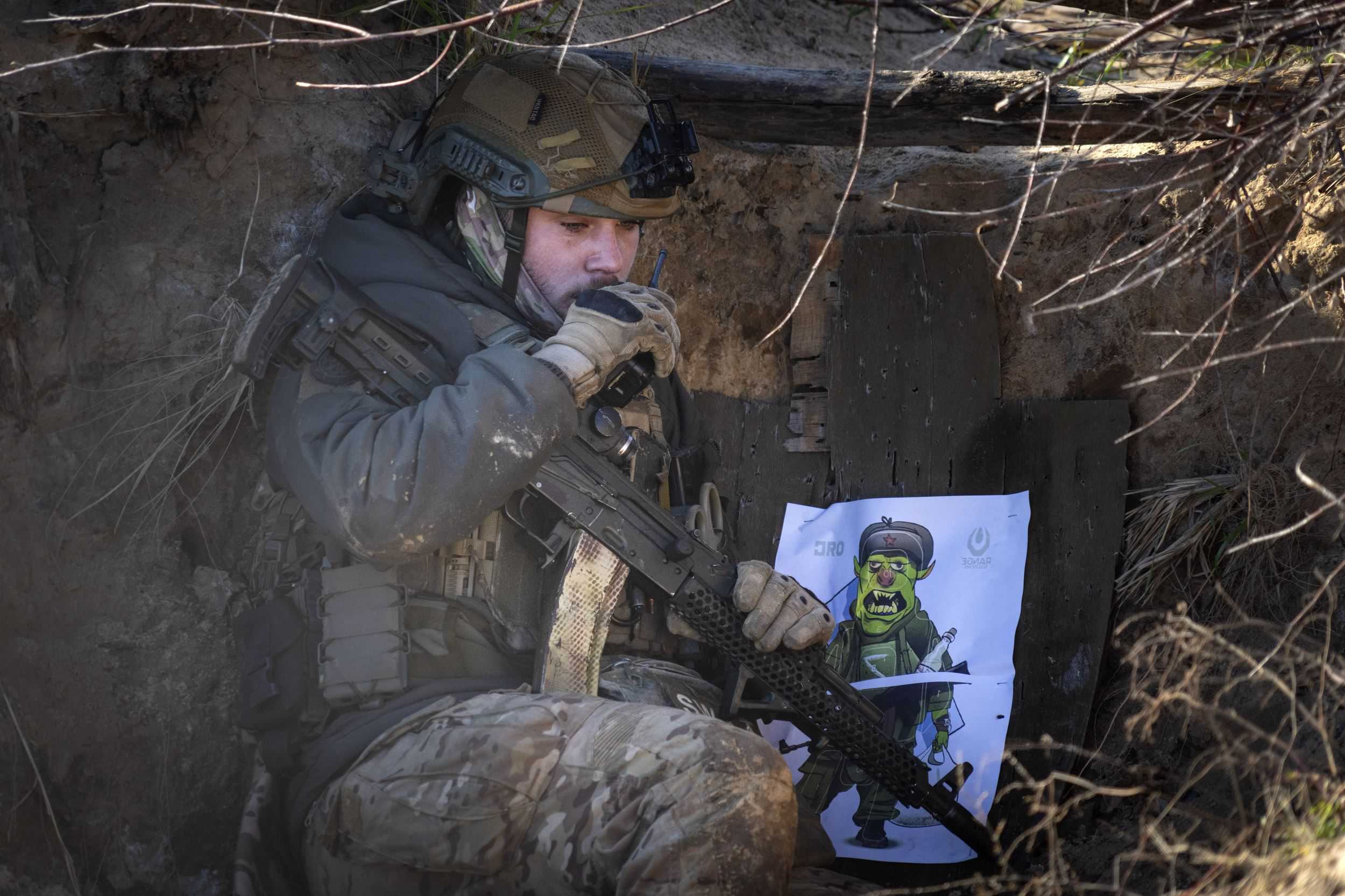 Un soldado ucraniano habla por su radio durante unas maniobras de combate en el norte de Ucrania, el 3 de noviembre de 2023.