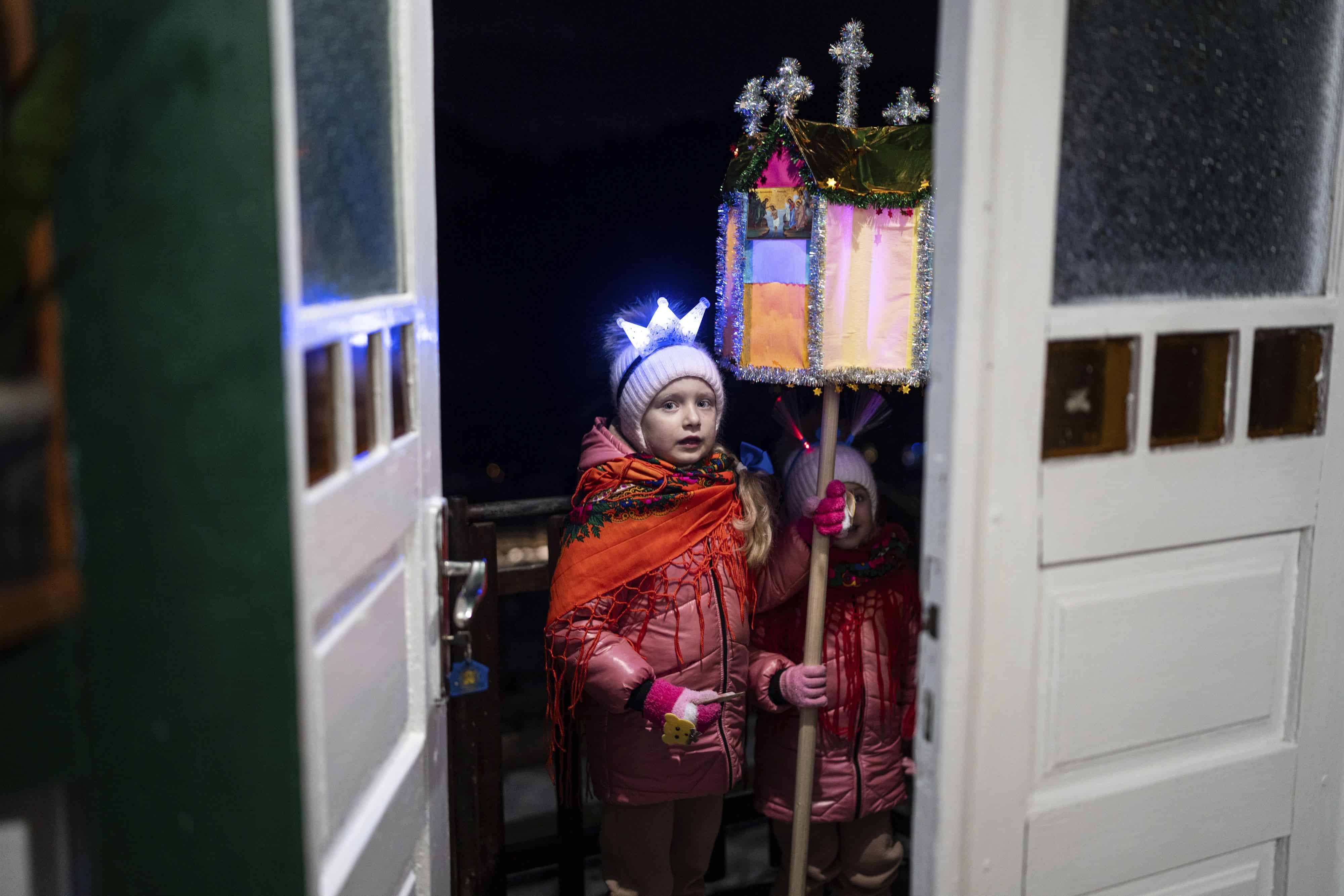 Niños cantan canciones tradicionales durante la celebración de la Navidad en la localidad de Kryvorivnia, Ucrania, el 24 de diciembre de 2023.