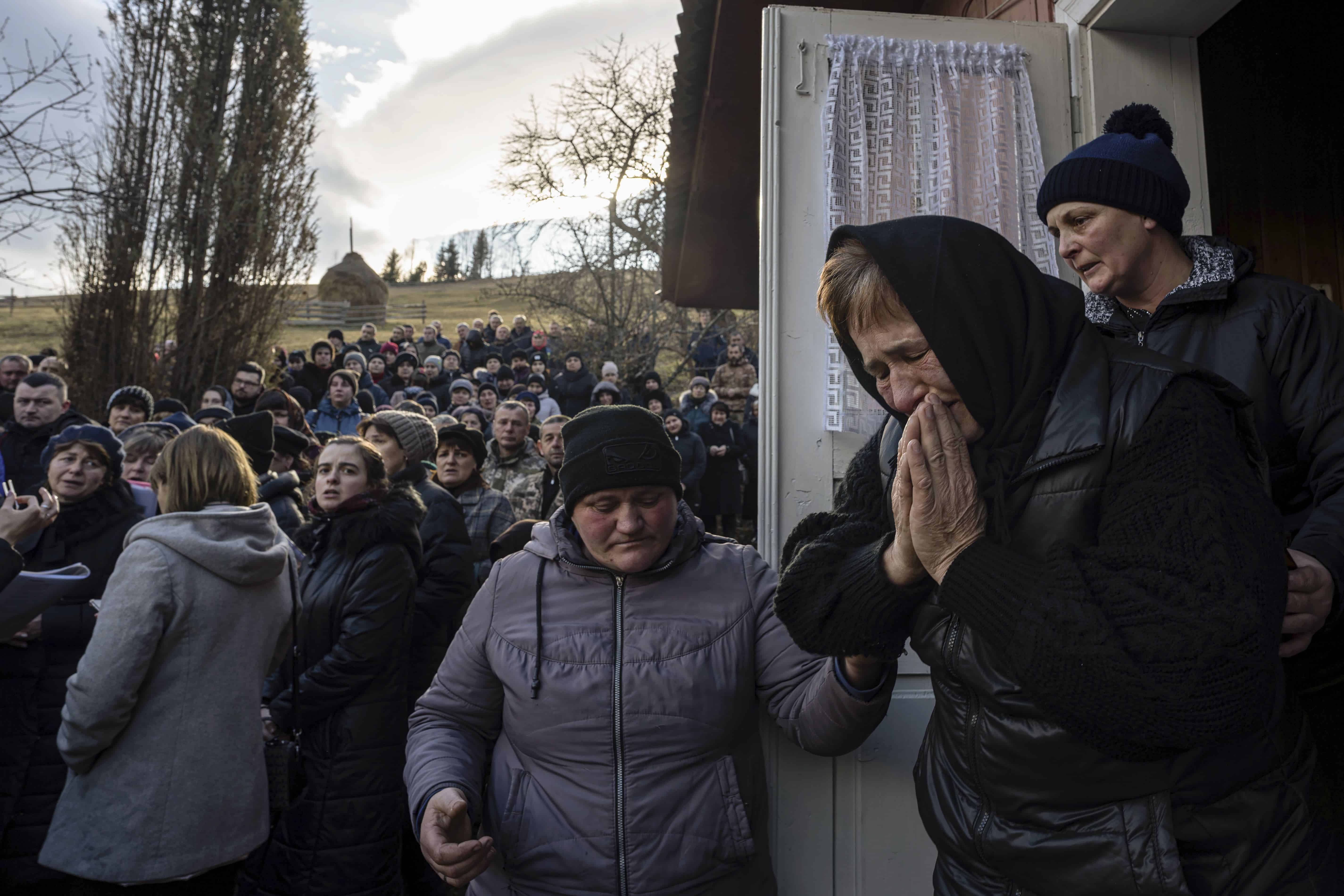 La madre de un soldado ucraniano llora durante el entierro de su hijo en Krasnyk, Ucrania, el 29 de diciembre de 2023.