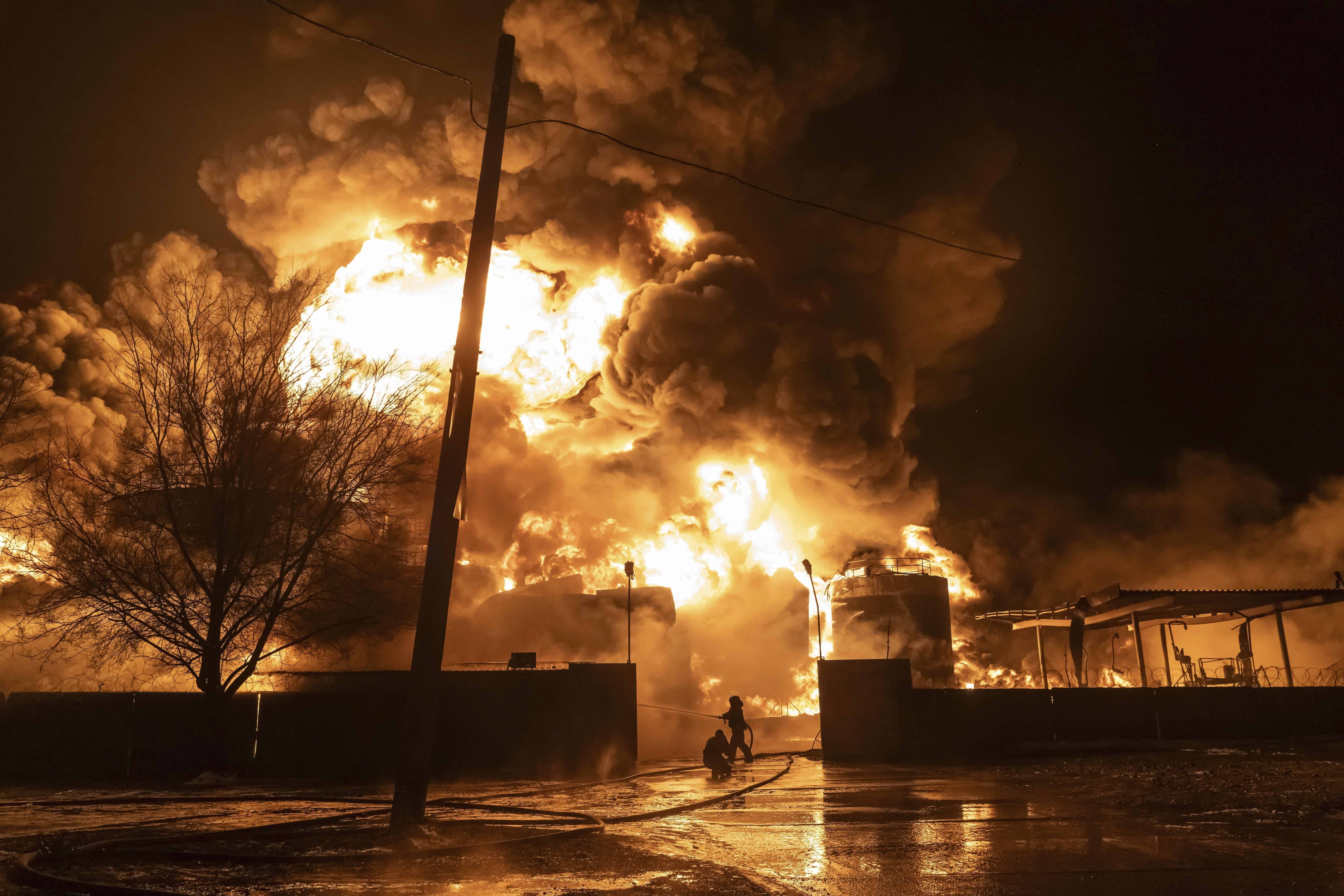 Bomberos sofocan un incendio tras un ataque a un vecindario residencial en Járkiv, Ucrania, el 10 de febrero de 2024.