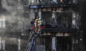 Los bomberos buscan a los desaparecidos en el incendio de Valencia