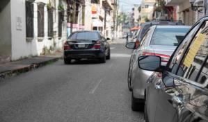 Captan hombres robando medidores eléctricos y piezas de vehículos en la Ciudad Colonial