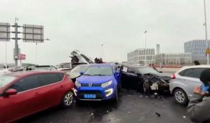Accidente de 100 autos en autopista helada en China