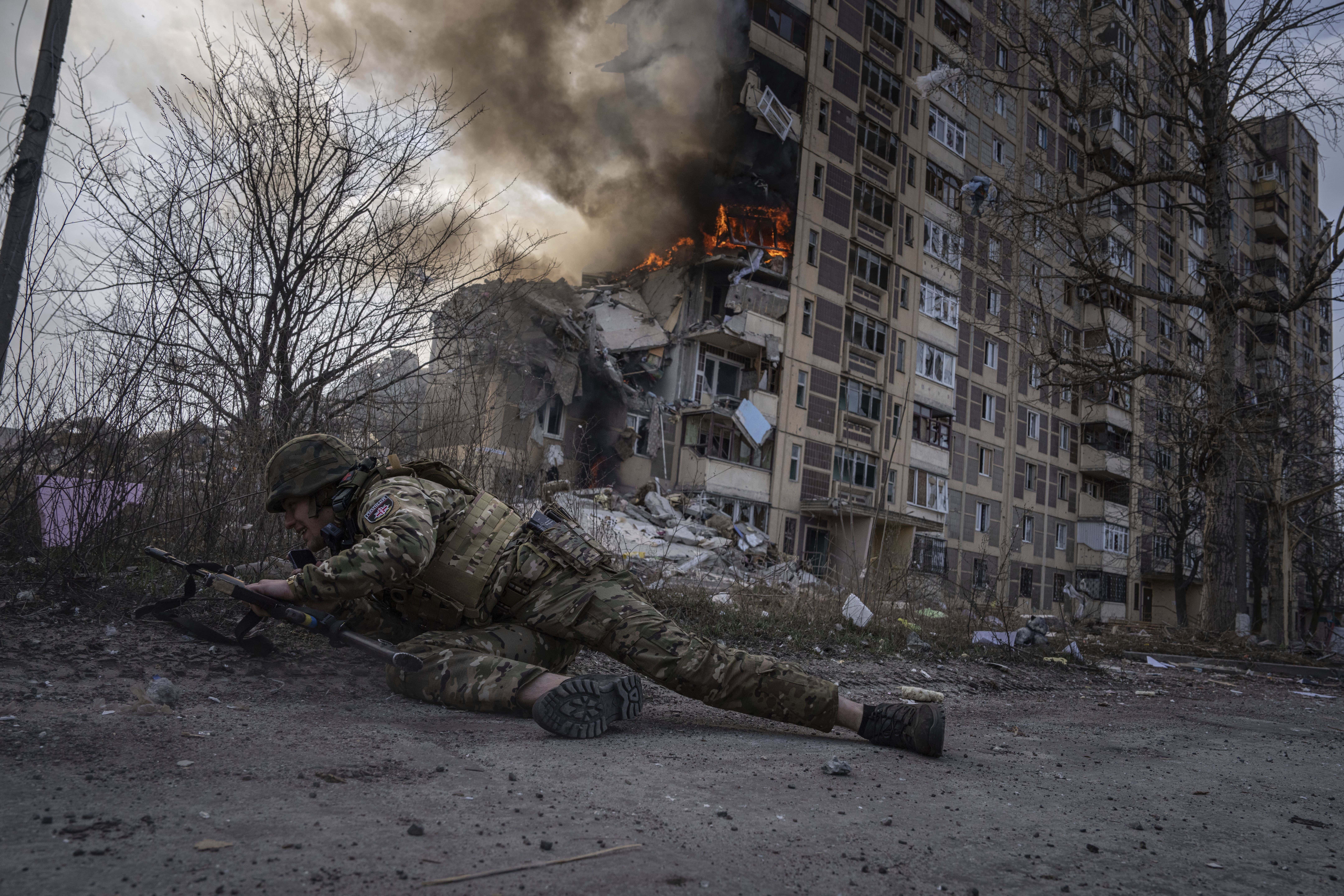 EN FOTOS: Ucrania pasa 2do año de guerra con escenas de dolor y sufrimiento, pero también de alegría