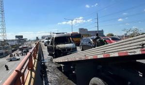 Incendio de un vehículo provoca largo tapón en elevado de la Kennedy con Defilló