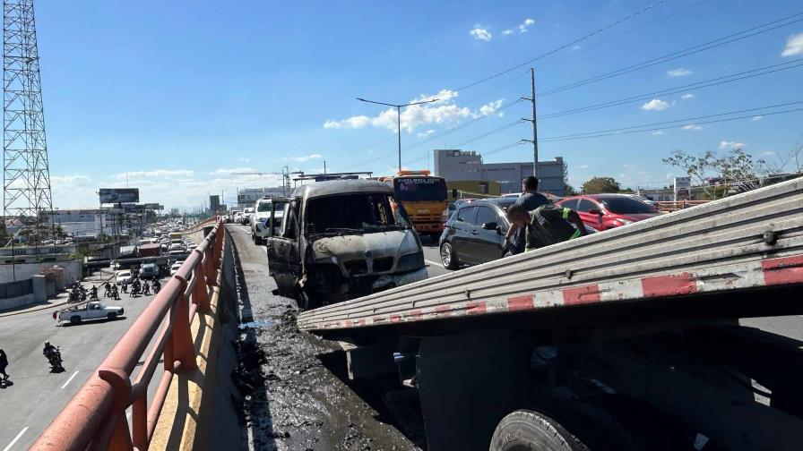 Incendio de un vehículo provoca largo tapón en elevado de la Kennedy con Defilló