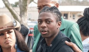 Juez respalda suspensión de estudiante afroamericano por llevar el cabello largo en EEUU