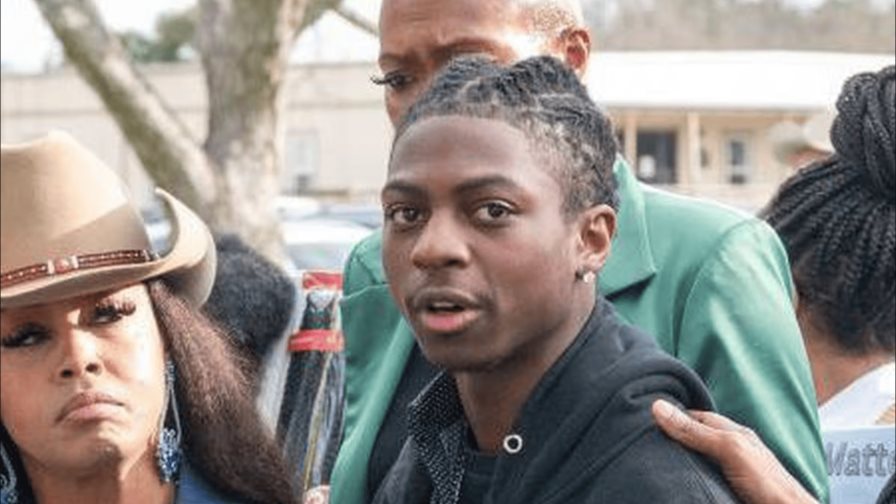 Juez respalda suspensión de estudiante afroamericano por llevar el cabello largo en EEUU