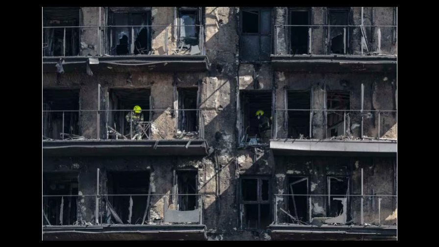 Suben a diez los muertos en incendio de Valencia y sigue la búsqueda de desaparecidos