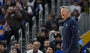 Warriors amplían por 2 años más el contrato al entrenador Steve Kerr