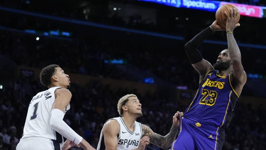 LeBron produce 30 puntos y Lakers se imponen a Spurs