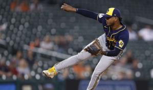 Freddy Peralta abrirá el primer juego de la temporada con los Cerveceros