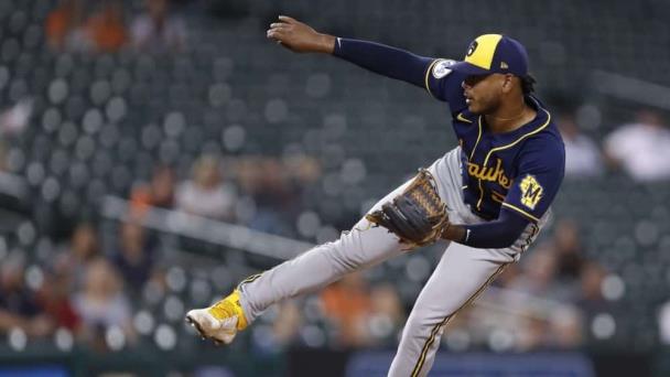 Freddy Peralta abrirá el primer juego de la temporada con los Cerveceros