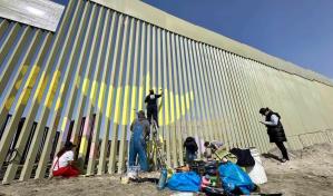 Artistas en México pintan nuevo muro fronterizo de EE.UU. en forma de protesta