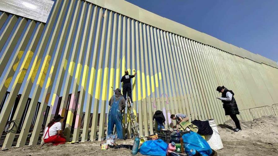 Artistas en México pintan nuevo muro fronterizo de EE.UU. en forma de protesta
