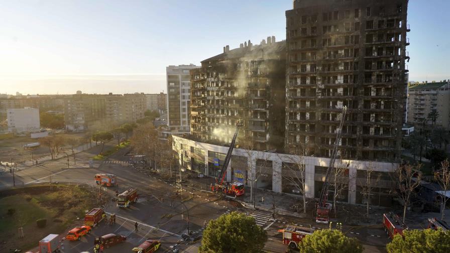 Valencia llora a los muertos de brutal incendio de un edificio