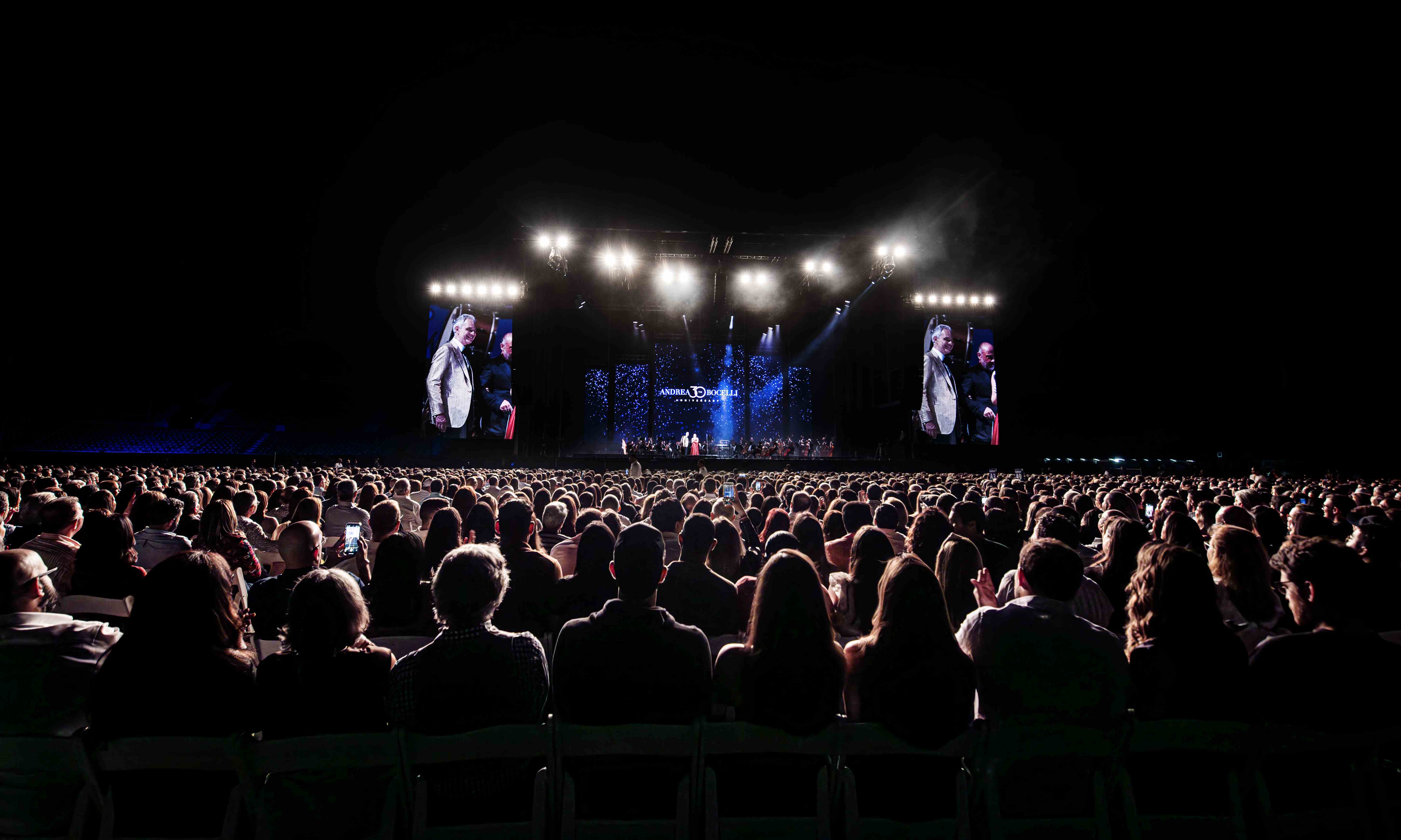 Vista desde el público del concierto de Andrea Bocelli en Santo Domingo.