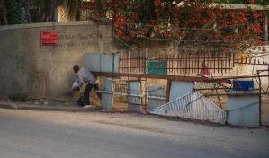 Ante la falta de seguridad, haitianos se atrincheran tras barreras gigantescas