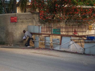 Ante falta de seguridad, haitianos se atrincheran tras barreras