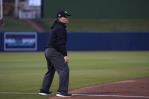 Jen Pawol, primera mujer en actuar como umpire en juego de pretemporada desde 2007 Jen Pawol, primera mujer en actuar como umpire en juego de pretemporada desde 2007