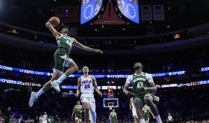 Bucks derrotan 119-98 a 76ers en retorno de Doc Rivers a Filadelfia