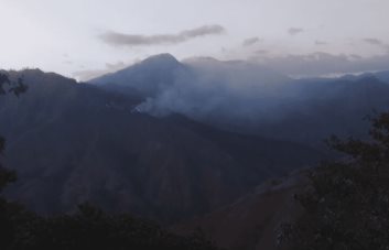 Bomberos forestales combaten incendios en lomas de Monseñor Nouel y San Juan