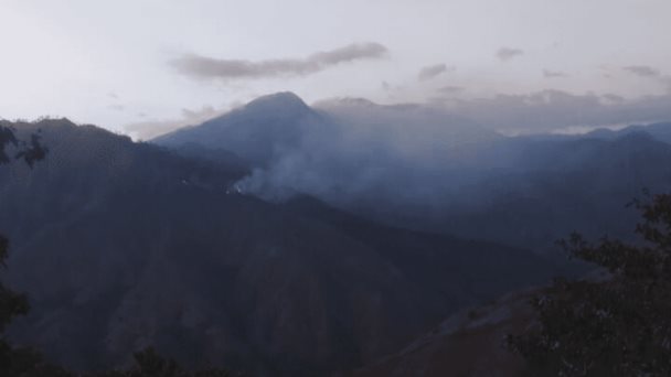 Bomberos forestales combaten incendios en lomas de Monseñor Nouel y San Juan