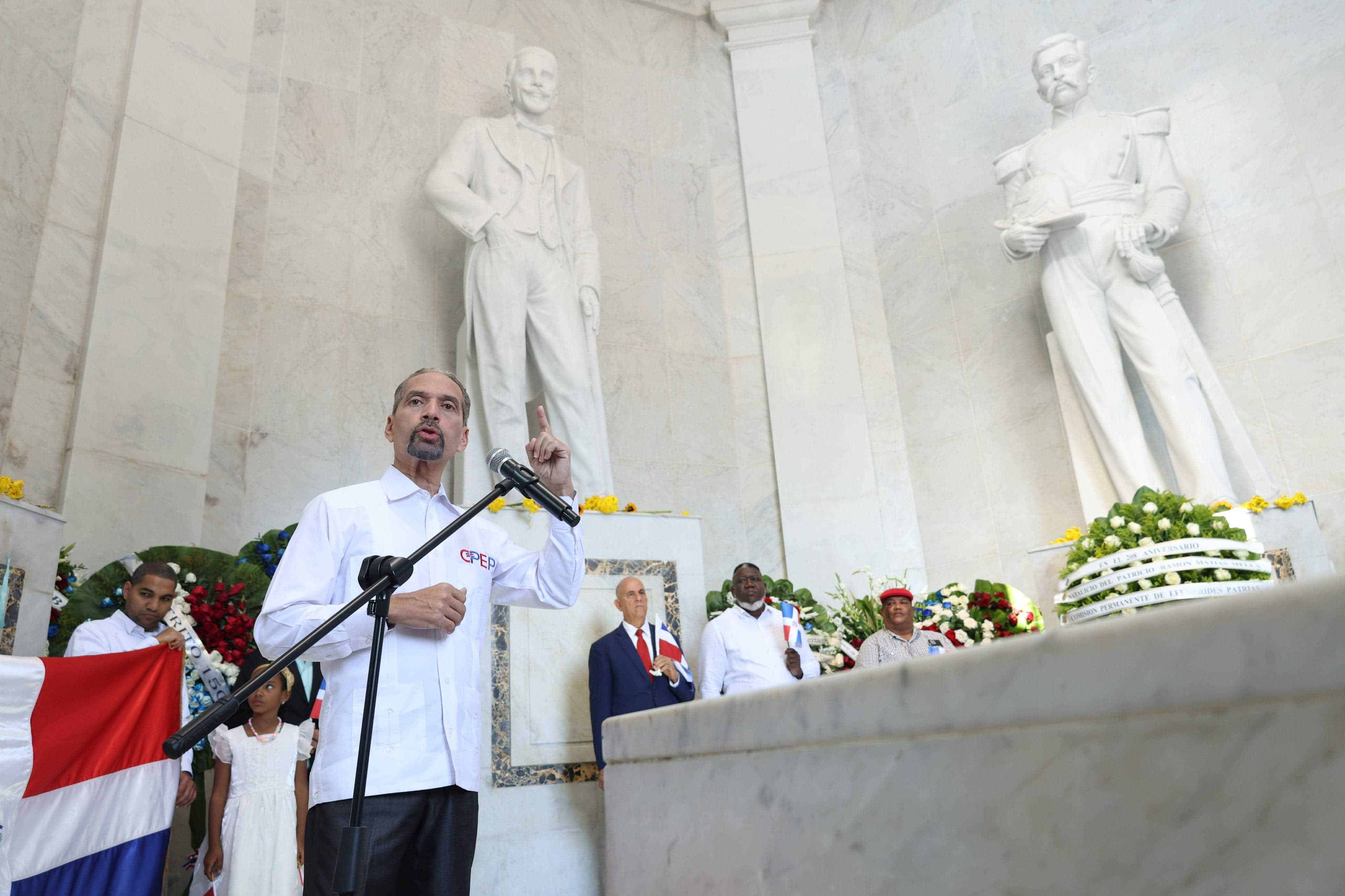 Ofrenda floral de la Comisión Permanente de Efemérides Patrias  por el 208 aniversario del natalicio de Mella.