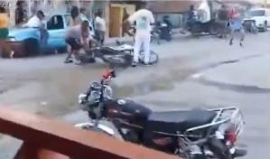 En Cabral, Policía se llevan preso a joven esposado a un motor y lo arrastran