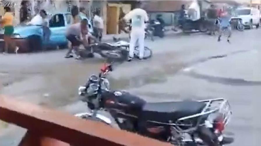 En Cabral, Policía se llevan preso a joven esposado a un motor y lo arrastran